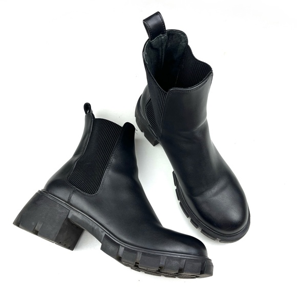 Steve Madden Shoes - Steve Madden Hola Black Vegan Leather Lug Sole Chelsea Platform Boots size 9.5